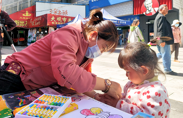 小圖-五建幼兒園在活動(dòng)現場(chǎng)提供兒童手工服務(wù).jpg